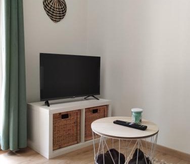 Quartier de France Apartment | Studio climatisé et spacieux situé près des Parcs