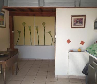 Veyras Apartment | Studio confortable à Veyras avec jardin et piscine