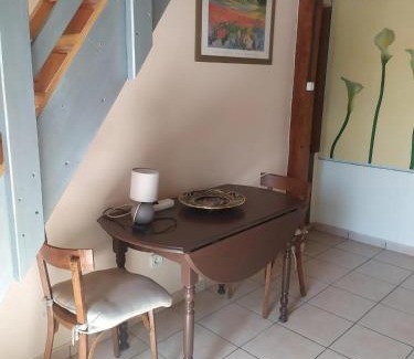 Veyras Apartment | Studio confortable à Veyras avec jardin et piscine