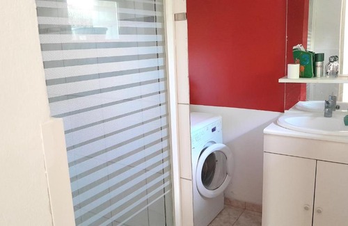Vassens Apartment | Studio confortable avec piscine privée à Vassens - 16 m²