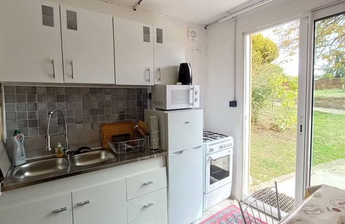 Genouille Apartment | Studio 'Corail' with Private Terrace, Shared Garden and Wi-Fi