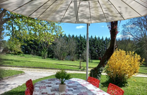 Genouille Apartment | Studio 'Corail' with Private Terrace, Shared Garden and Wi-Fi