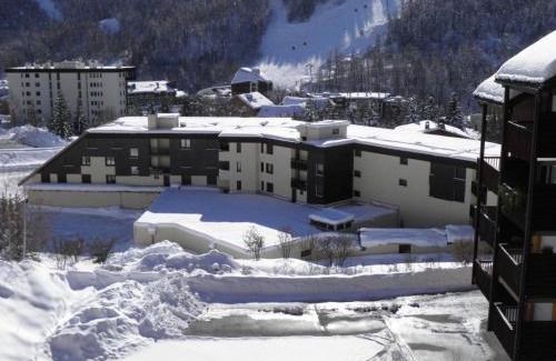 Saint-Chaffrey Apartment | Studio cosy à Saint-Chaffrey - 3 couchages, équipé, proche pistes ski, WiFi en option - FR-1-330E-64
