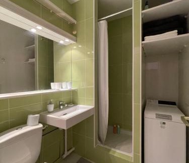 Saint-Fargeau Apartment | Studio cosy avec vue sur Paris