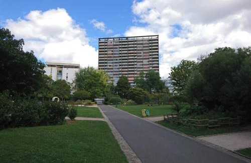 Saint-Fargeau Apartment | Studio cosy avec vue sur Paris