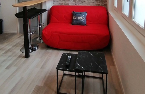 Tonneins Apartment | Studio Cosy Brick Home