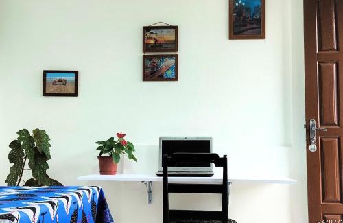 Rio Vermelho Norte House | Studio Cravo e Canela - Aconchego e privacidade, ideal para casais, com cozinha completa, ar-condicionado, Wi-Fi, vaga de garagem, excelente custo benefício, lugar tranquilo entre as praias dos Ingleses e Moçambique