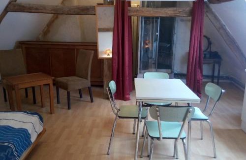 Saint-Parize-le-Chatel Apartment | Studio dans un cadre champetre
