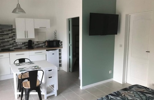 Saussines Apartment | Studio de 28m2 Climatisé à 30 Minutes des Plages