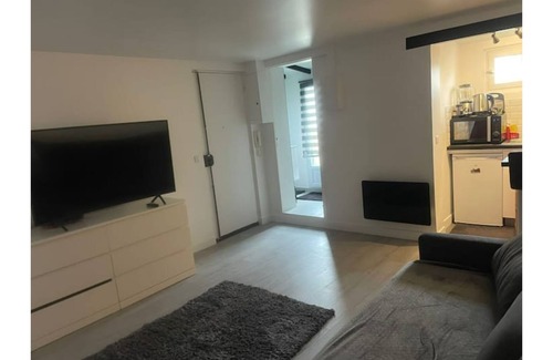 Antony Apartment | Studio downtown