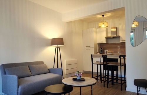 Hagondange Apartment | Studio-Ensuite with Shower-Street View-Le nid Coco