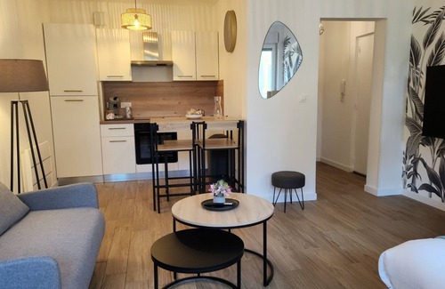 Hagondange Apartment | Studio-Ensuite with Shower-Street View-Le nid Coco