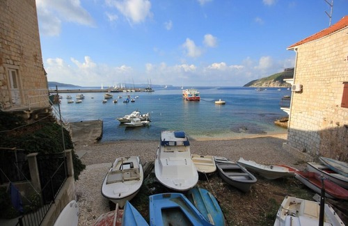 Komiza Apartment | Studio flat near beach Komiža, Vis (AS-3035-b)