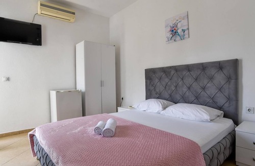 Gjerana Apartment | Studio Flat w Garden and Balcony in Ulcinj