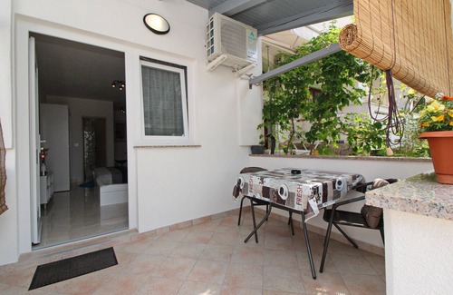 Baska Apartment | Studio flat with terrace Baška, Krk (AS-19195-a)