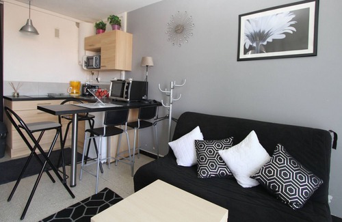 La Jetee Apartment | Studio for 2 at 150m from the beach