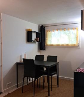 Sainte-Genevieve-des-Bois Apartment | Studio maxi 3 pers, acces facile, proche gare pour Paris