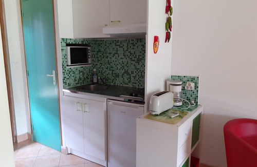 Eyragues Apartment | Studio fruits rouges in Eyragues in the countryside for 2 people