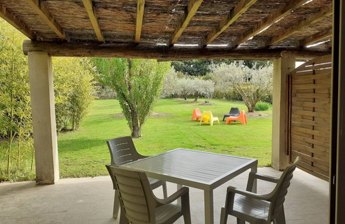 Eyragues Apartment | Studio fruits rouges in Eyragues in the countryside for 2 people