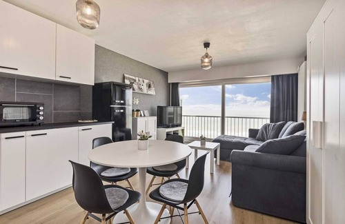 Blankenberge Apartment | Studio in Blankenberge with Sea Views