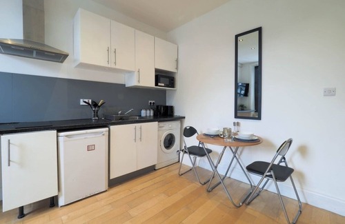Kilburn Apartment | Studio In Centre Of Kilburn With kitchen and Cooking facilities (Self Contained)