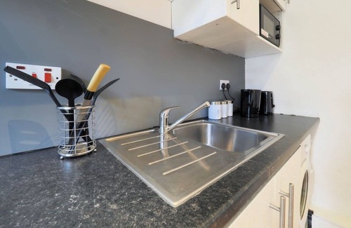 Kilburn Apartment | Studio In Centre Of Kilburn With kitchen and Cooking facilities (Self Contained)