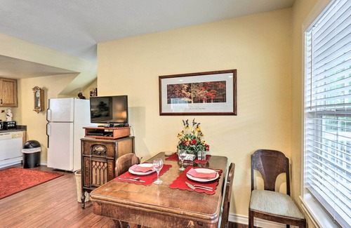 Oakwood Apartment | Studio in College Station w/Expansive Deck!