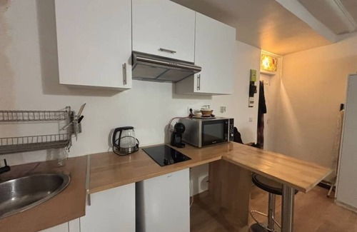 Quartier de Rochechouart Apartment | Studio in heart of Montmartre