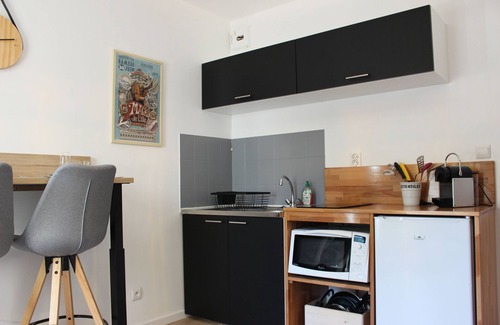 Quai de la Fosse Apartment | Studio in the City Center with Terrace and Secure Parking