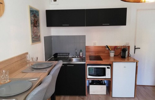 Quai de la Fosse Apartment | Studio in the City Center with Terrace and Secure Parking