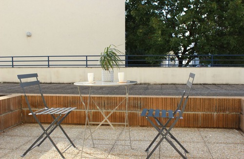 Quai de la Fosse Apartment | Studio in the City Center with Terrace and Secure Parking