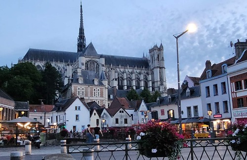 Saint-Leu Apartment | Studio in the heart of the city & Cathedral, tourist and business stays.