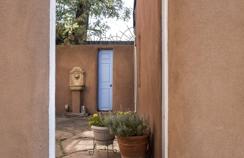 Downtown Santa Fe Apartment | Studio, incredible location & on-site parking! Short walk to Plaza & Railyard.