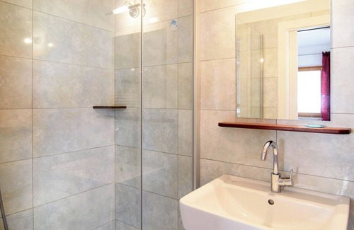 St. Pauls Apartment | Studio Apartment 'Peter Paul Penegal' with Mountain View and Shared Terrace