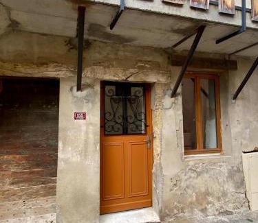 Saint-Antoine-l'Abbaye Apartment | Studio L'Échappée du Chapeau Rouge
