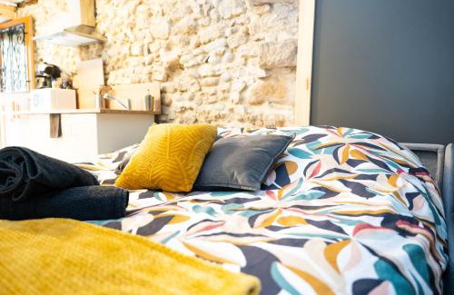 Saint-Antoine-l'Abbaye Apartment | Studio L'Échappée du Chapeau Rouge