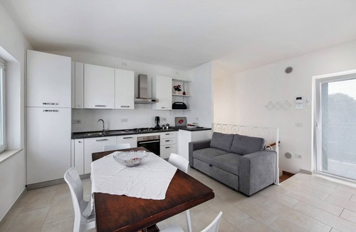 San Benedetto di Lugana Apartment | Studio 'La Villa Del Caribe Mono Catalina' with Lake View, Wi-Fi and Air Conditioning