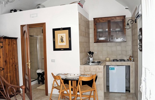 Monte Sant'Angelo Apartment | Studio 'Le Antiche Mansioni 2' with Air Conditioning