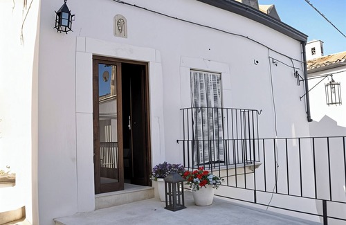Monte Sant'Angelo Apartment | Studio 'Le Antiche Mansioni 2' with Air Conditioning