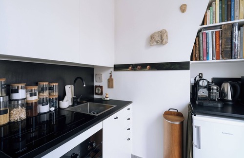 11th Arrondissement Apartment | Studio lumineux Paris 11 avec un balcon