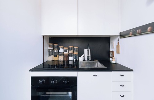 11th Arrondissement Apartment | Studio lumineux Paris 11 avec un balcon