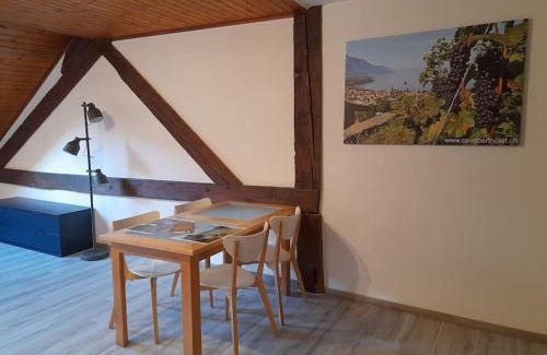 Villeneuve Apartment | Studio mansardé chez un vigneron au village au 3ème étage sans ascenseur