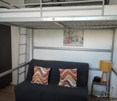 Chavagnes-en-Paillers Apartment | Studio meublé 1 pièce entièrement équipé sans cloisons séparatives