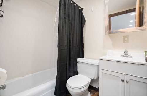 University District Apartment | Studio near High St S