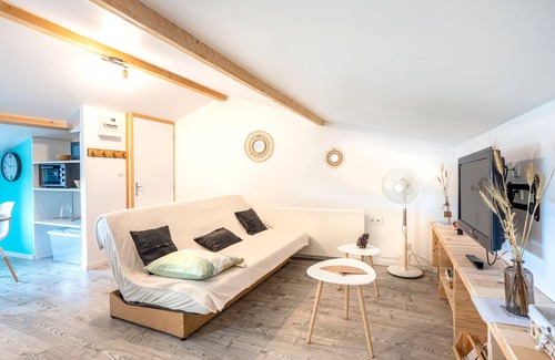 Oulmes Apartment | Studio 'Near Marais Poitevin' with Wi-Fi