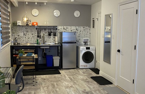 Markland Wood Apartment | Studio near Pearson Airport and Kipling subway