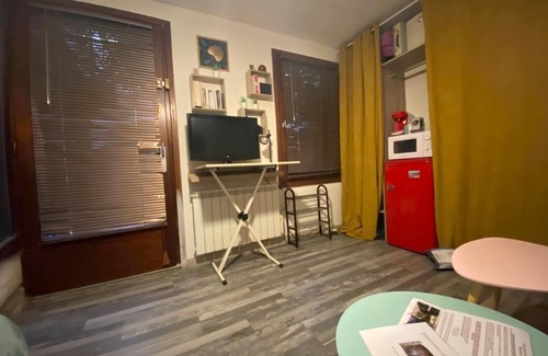 Lunel Apartment | Studio nestled in an interior courtyard with independent entrance, private patio