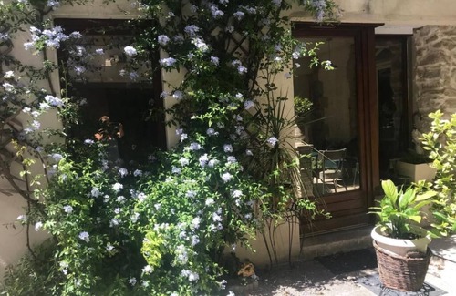 Lunel Apartment | Studio nestled in an interior courtyard with independent entrance, private patio