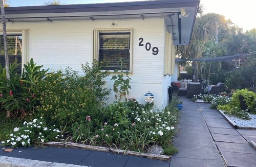Santa Barbara Estates Apartment | Studio on Pompano Beach two blocks from the Ocean