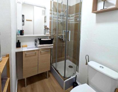 Port Apartment | Studio plage, vue mer et dragon, garage pour moto